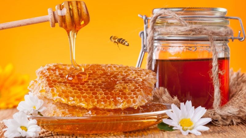 Mật ong nguyên chất chứa nhiều chất dinh dưỡng hơn mật ong công nghiệp